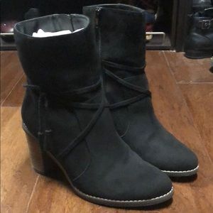 Dr. Scholl’s black suede comfort boots.